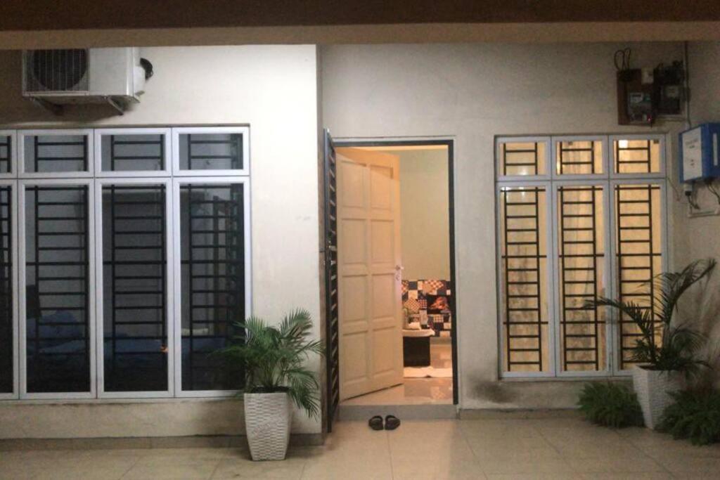 Terrace House Near Stulang Laut Ciq Midvalley Ksl For 7Pax Johor Bahru Exterior photo